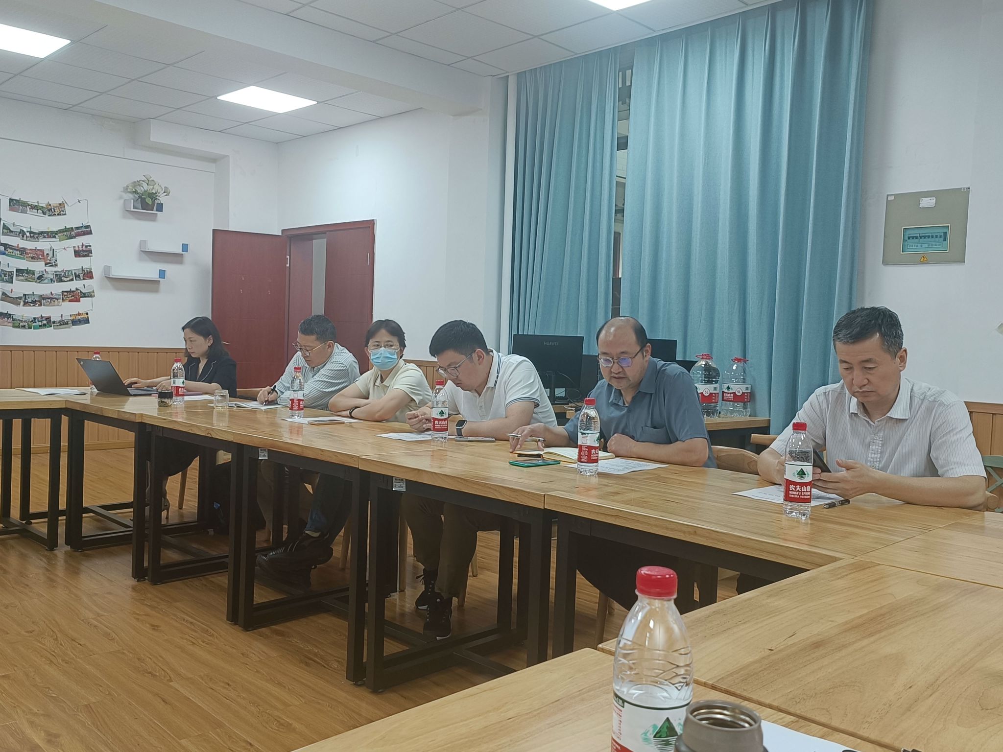 教师座谈会3.jpg