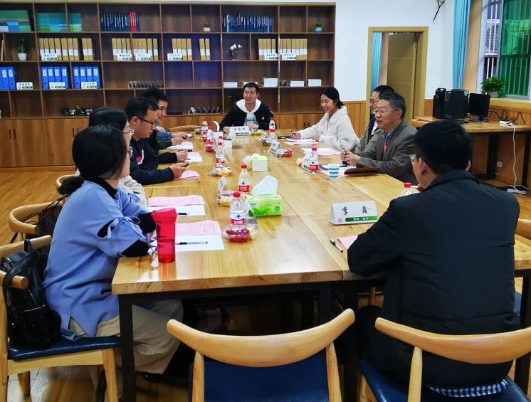 认证专家与毕业生代表座谈.jpg
