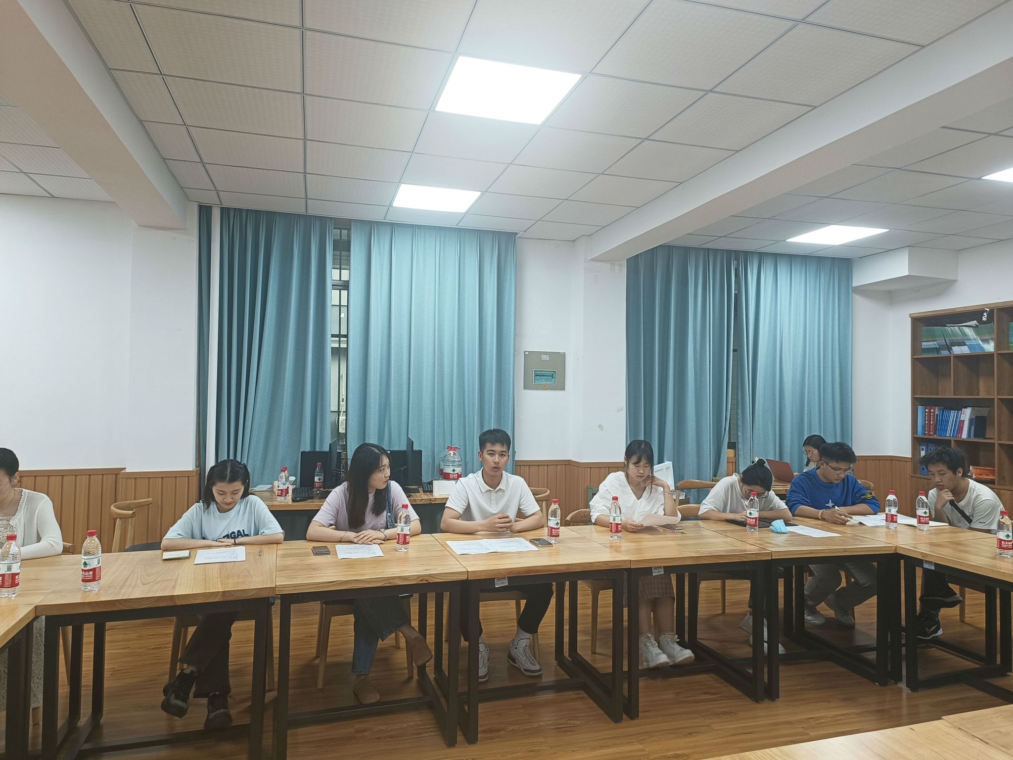 员工座谈会1.jpg
